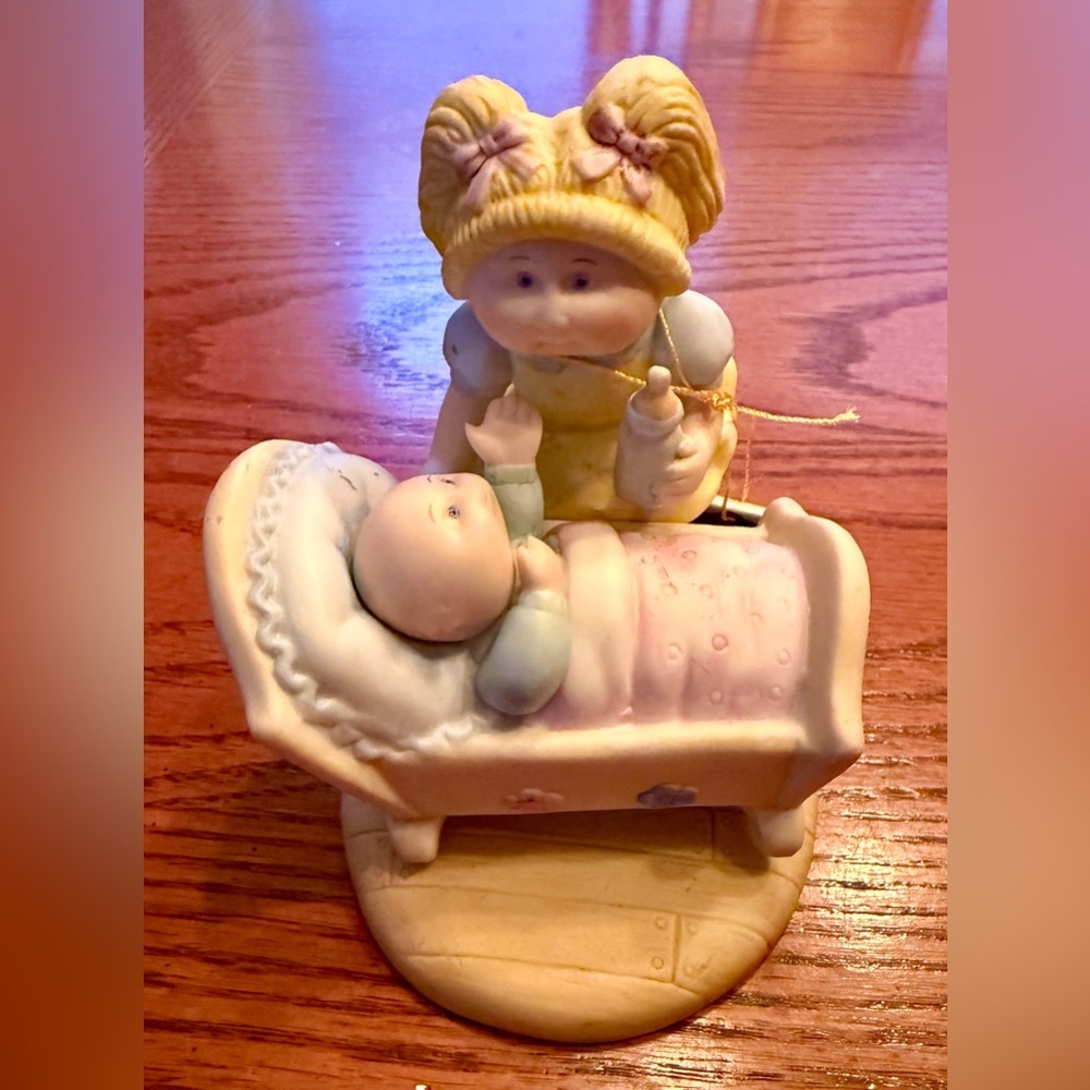 Cabbage Patch Kids Figurine with Cradle-Rare - Picture 2 of 7